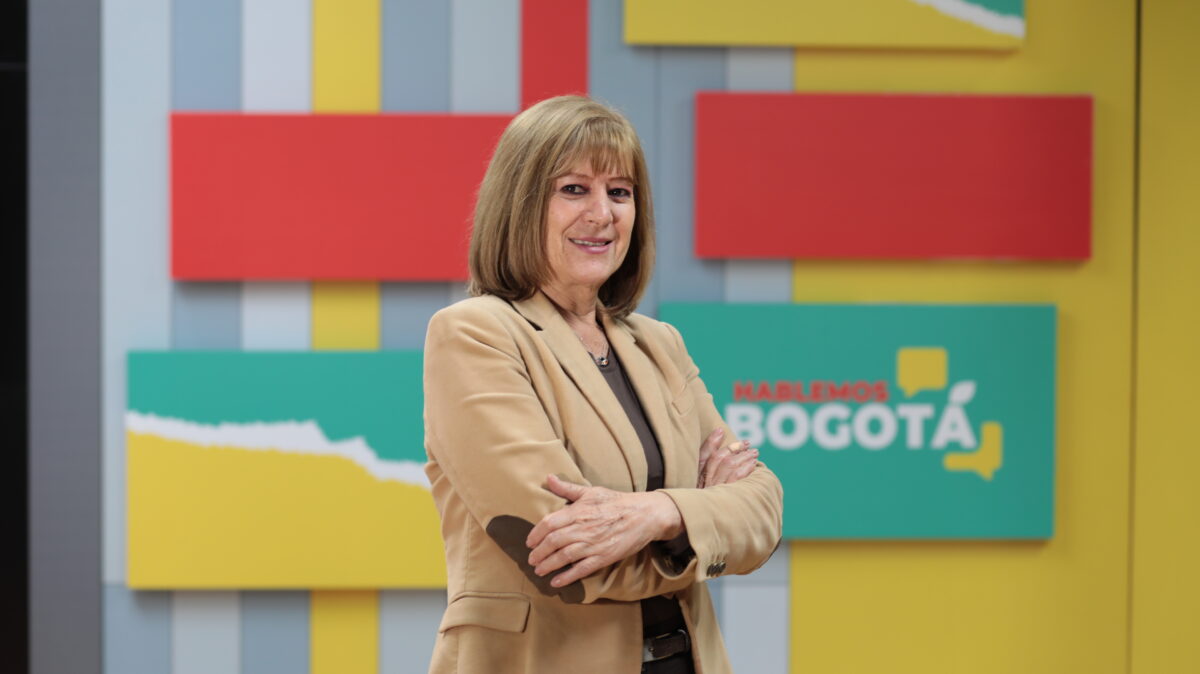 Julia Navarrete, jefe de emisión de Hablemos Bogotá con saco color café, en el set de Hablemos Bogotá.